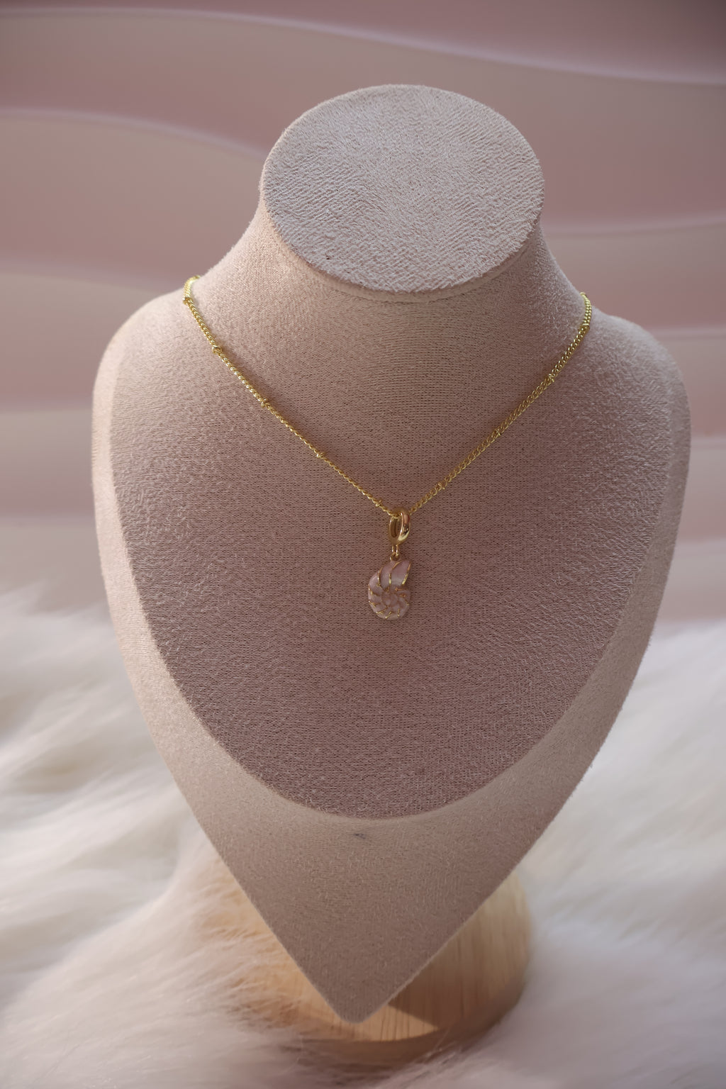 Concha de Luz Necklace