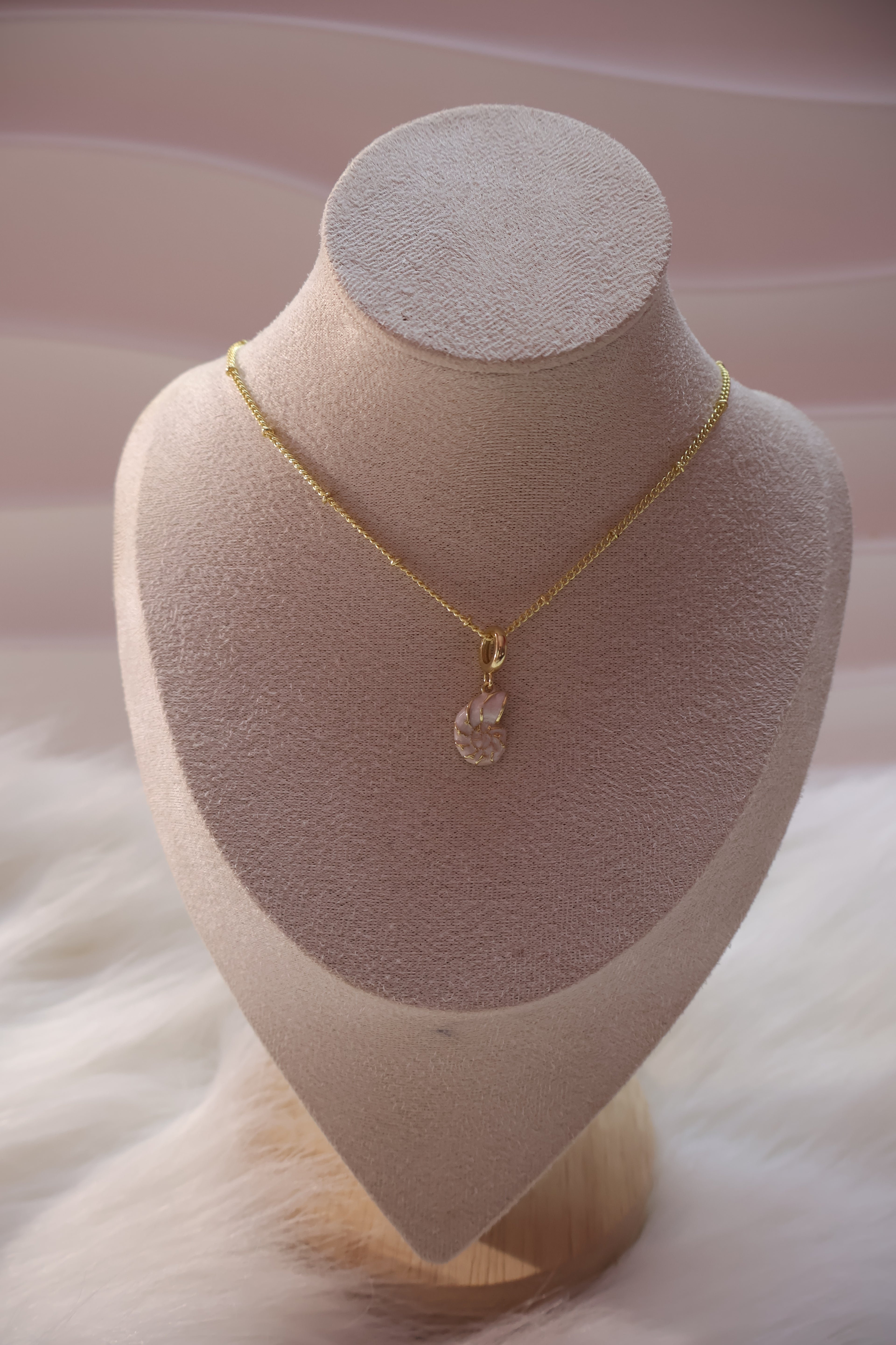 Concha de Luz Necklace