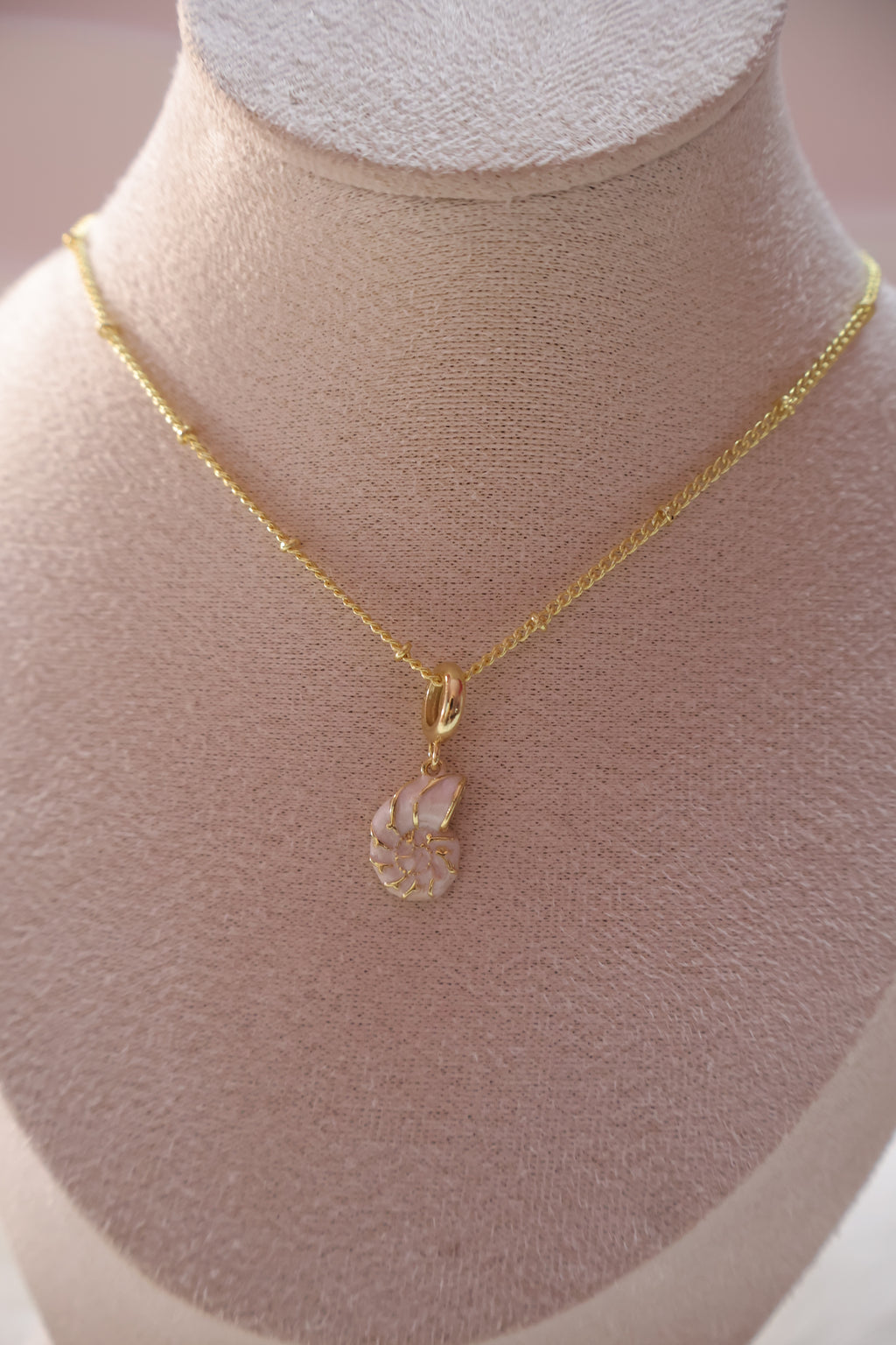 Concha de Luz Necklace