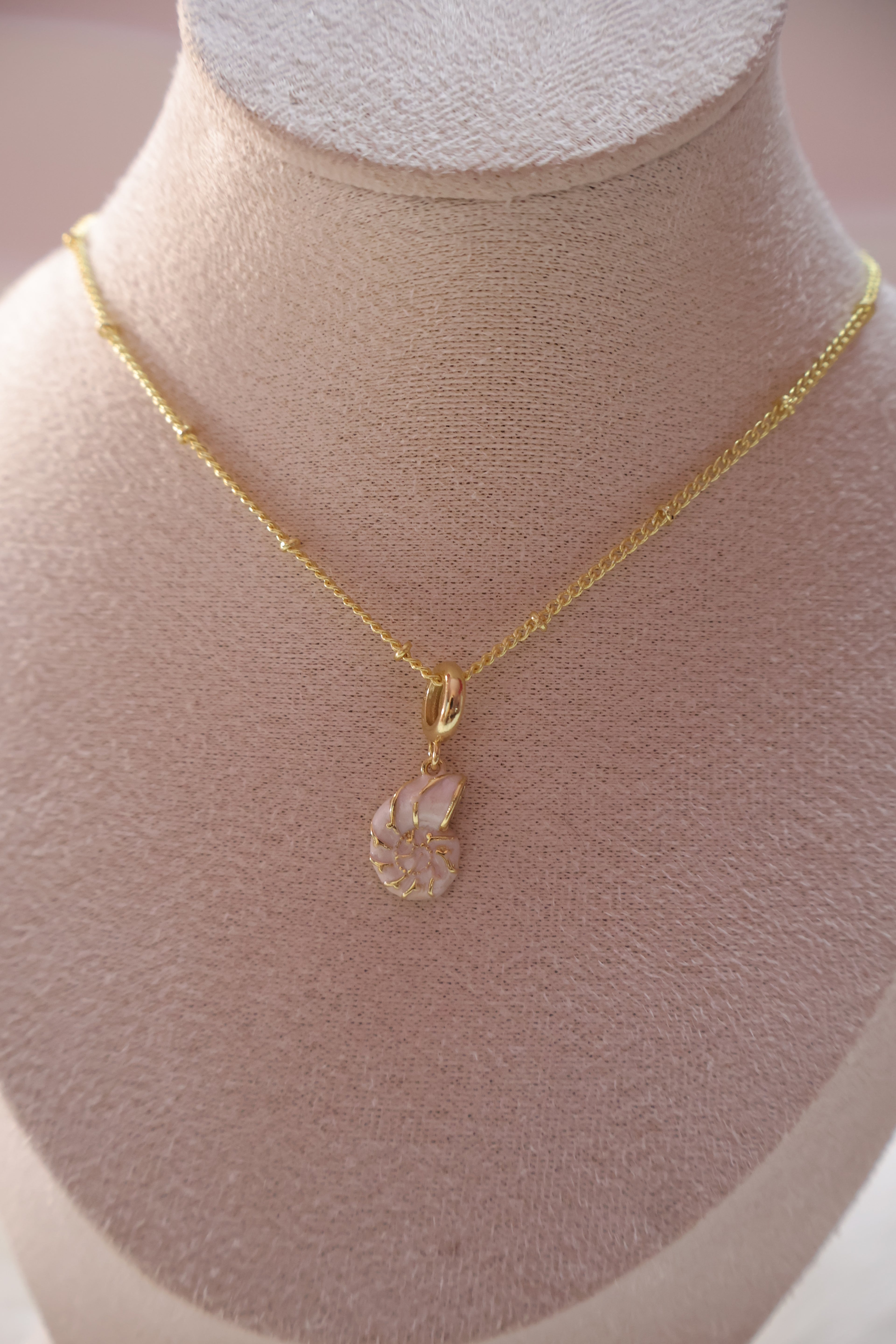 Concha de Luz Necklace