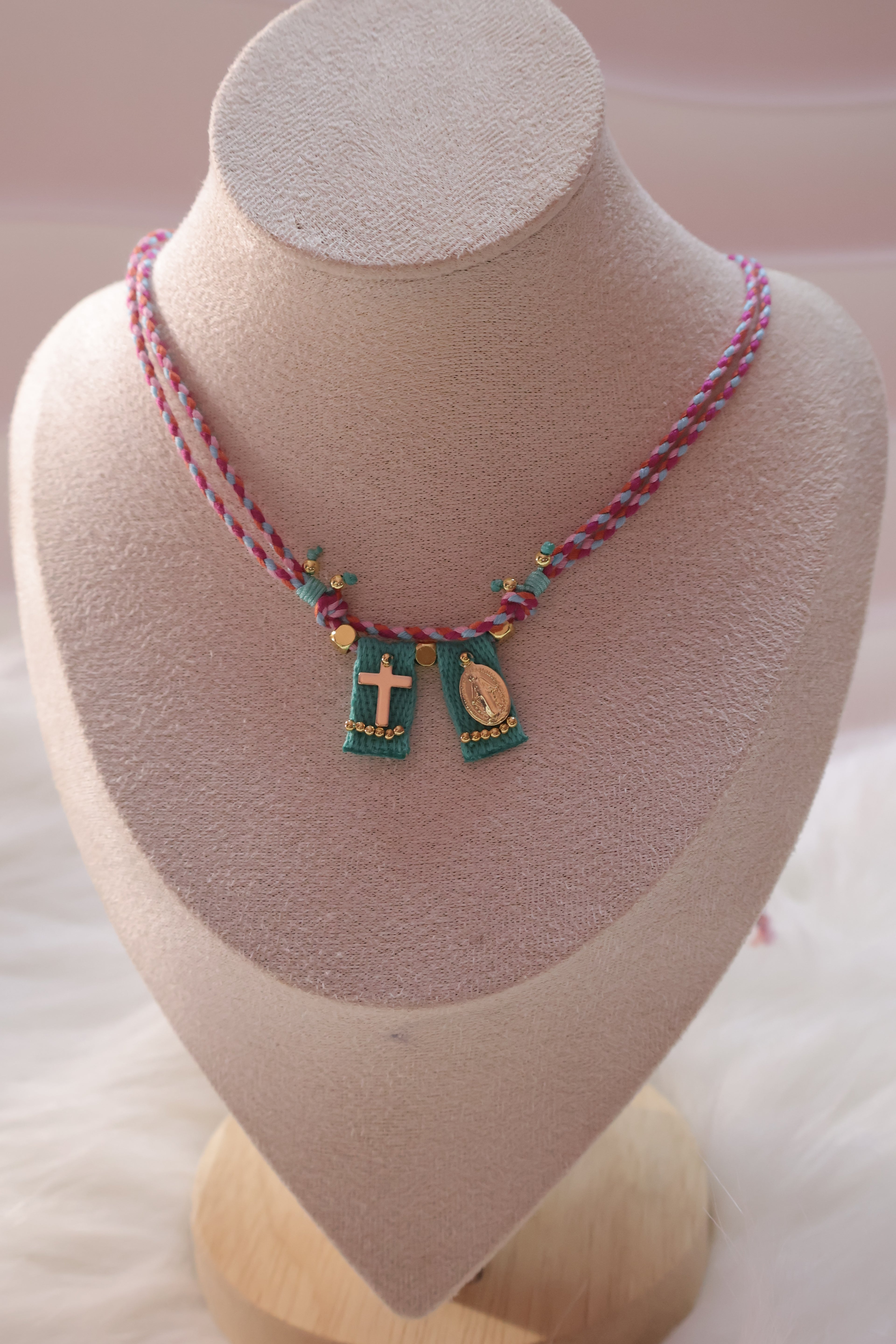 Fe Tejida Turquesa Escapulario