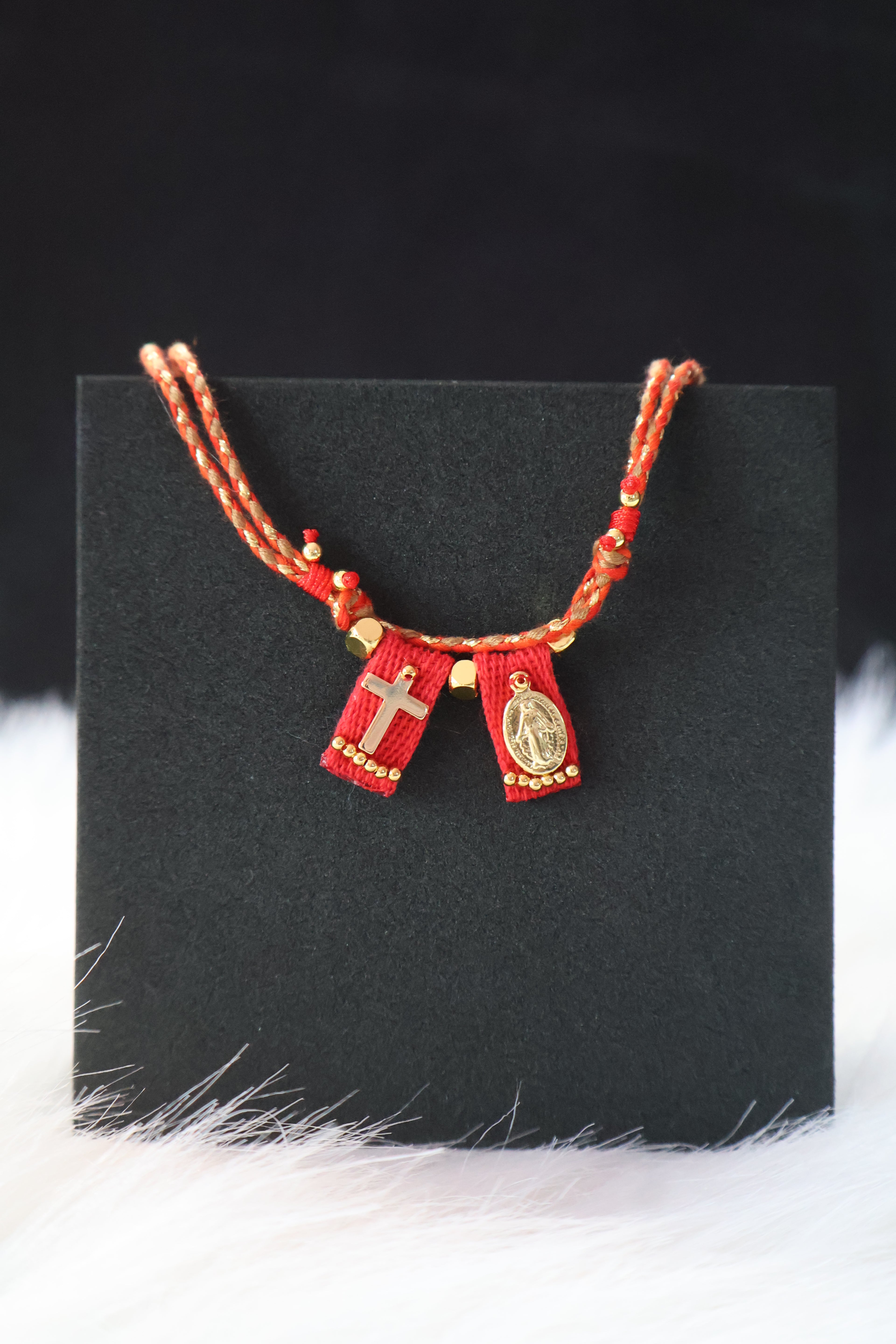 Fe Tejida Roja Escapulario
