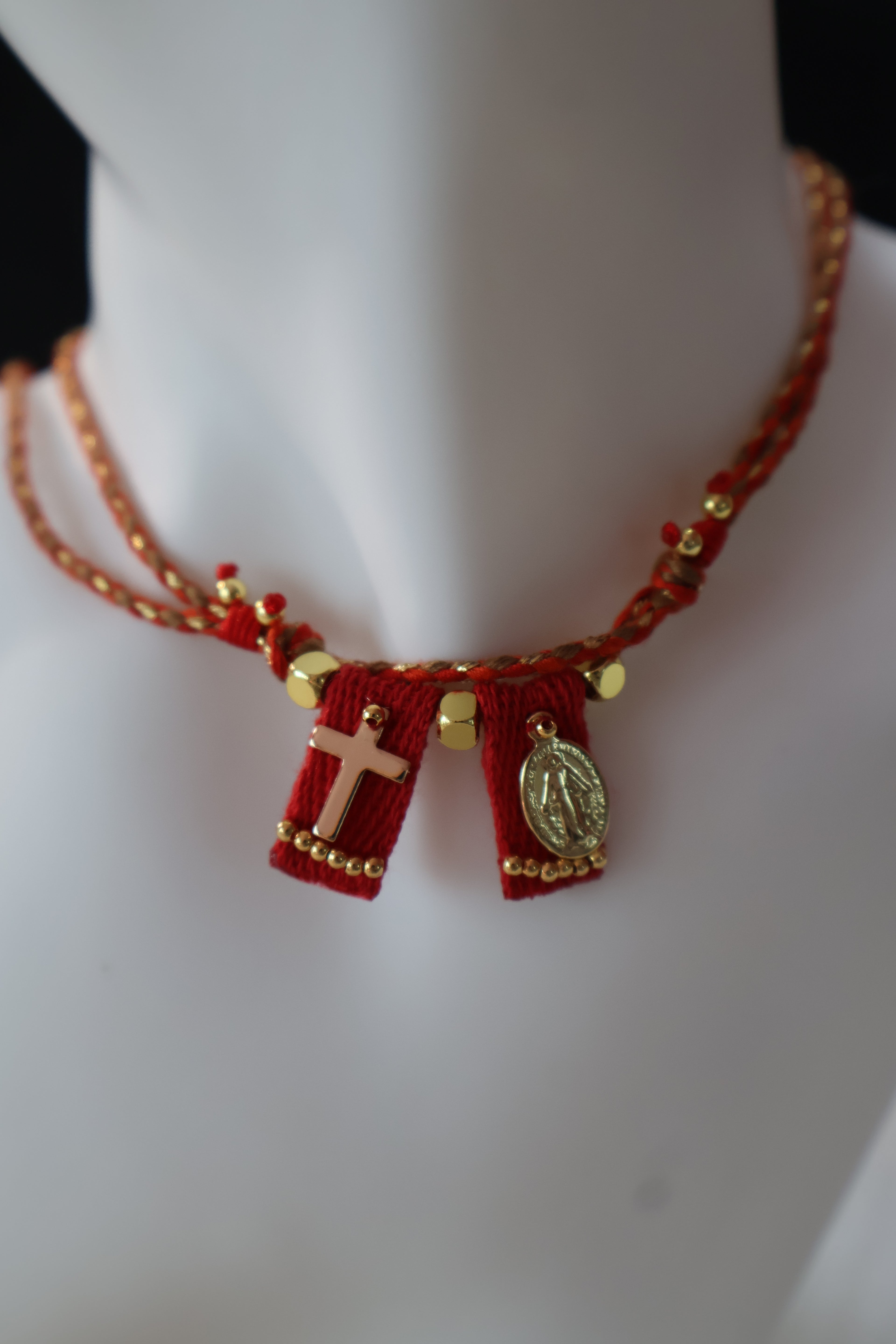 Fe Tejida Roja Escapulario