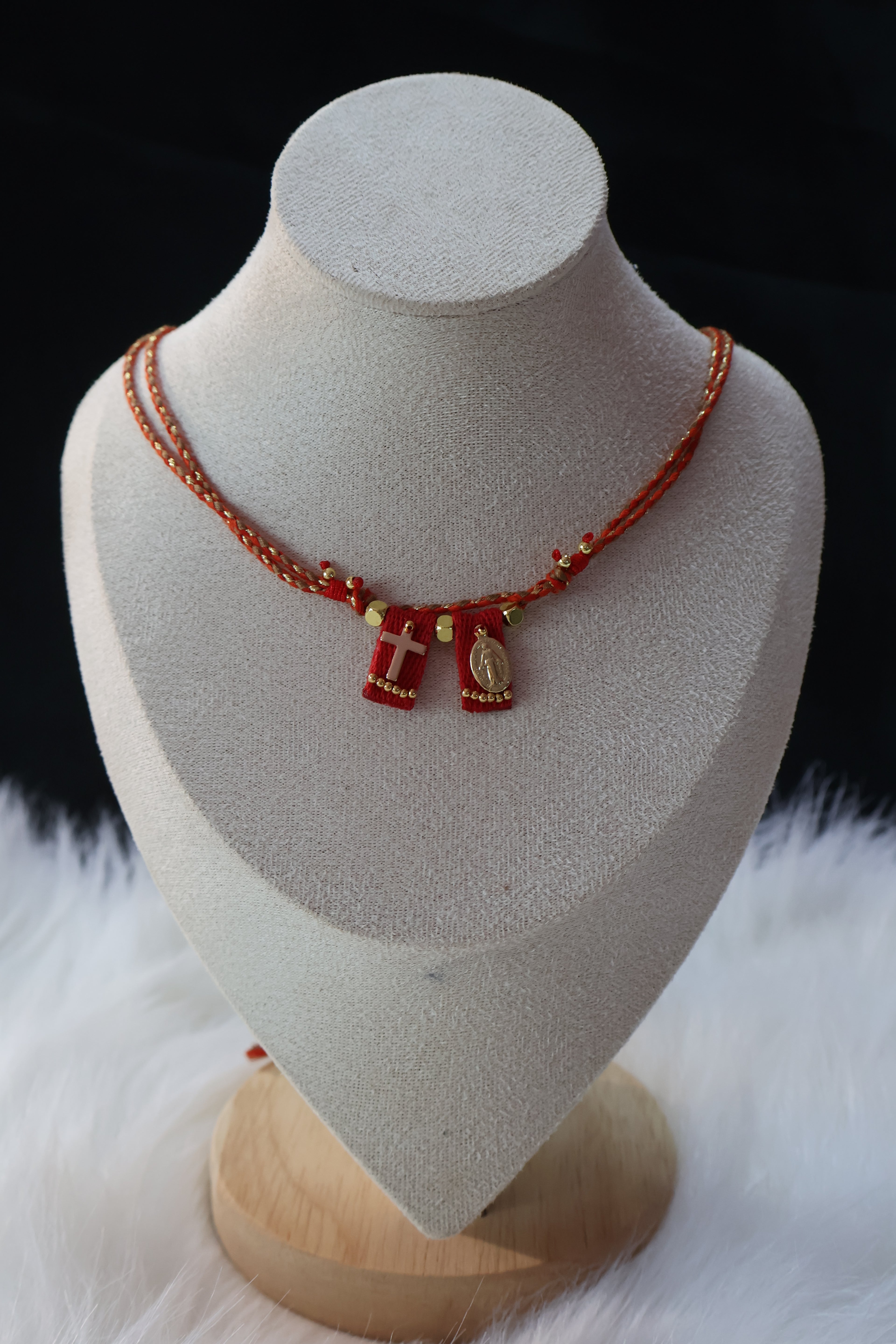 Fe Tejida Roja Escapulario