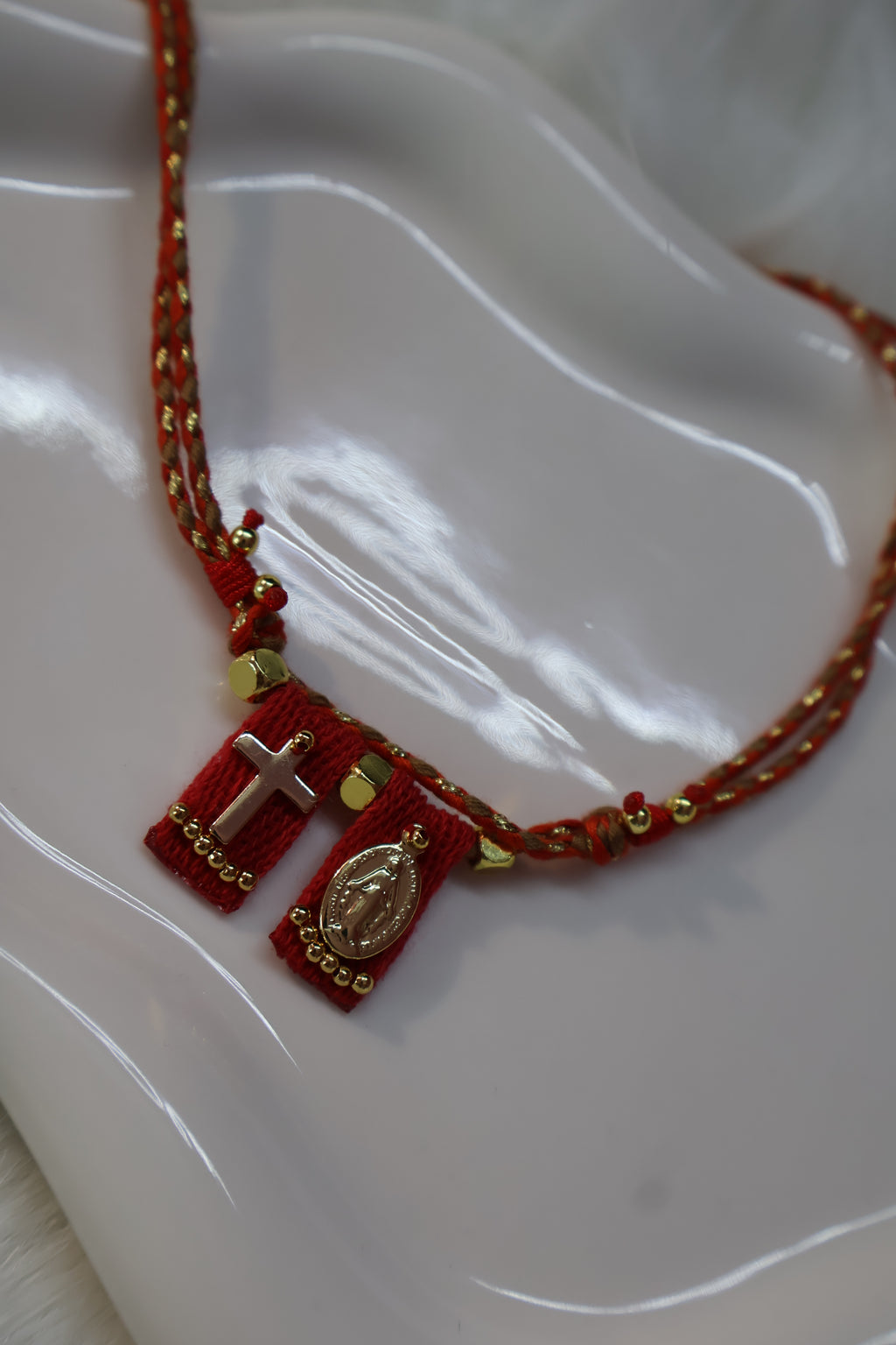 Fe Tejida Roja Escapulario